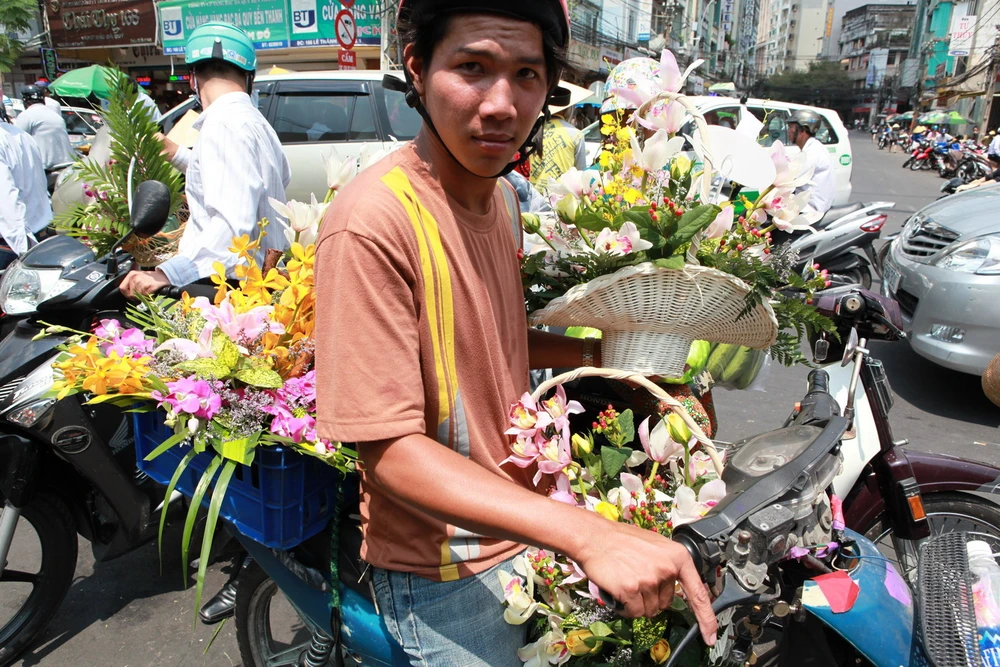 Ngày Quốc tế phụ nữ 8-3, giá hoa tăng mạnh